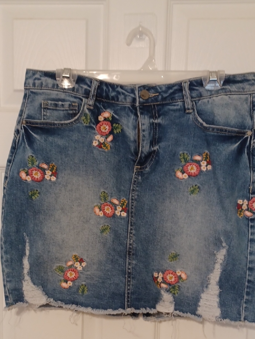 WLab Sz 31, (US 12) Distresses Embroidered Floral Denim Mini Skirt - Blue